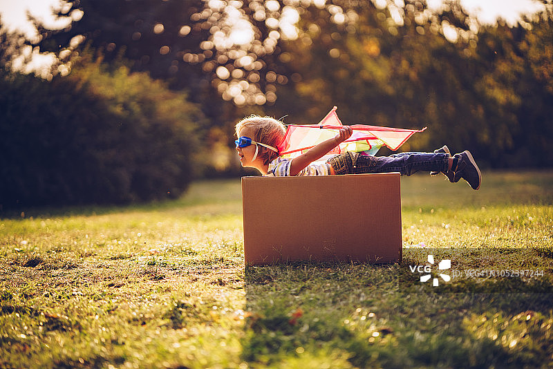 小男孩的想象力图片素材
