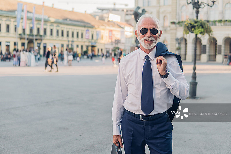 年长的执行董事站在街上图片素材