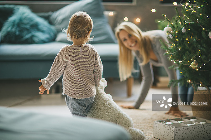 一家人为圣诞节做准备图片素材