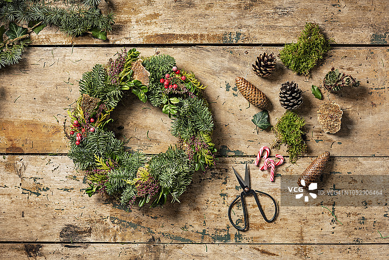 俯视角度：正在制作的圣诞花环图片素材