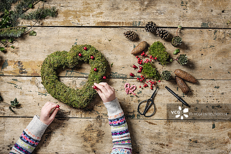 圣诞花环制作的俯视图图片素材