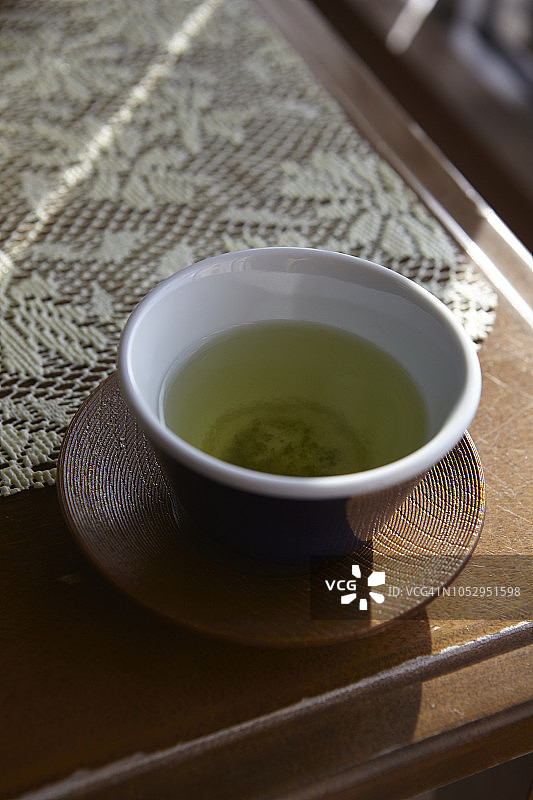 木桌上的日式绿茶杯图片素材