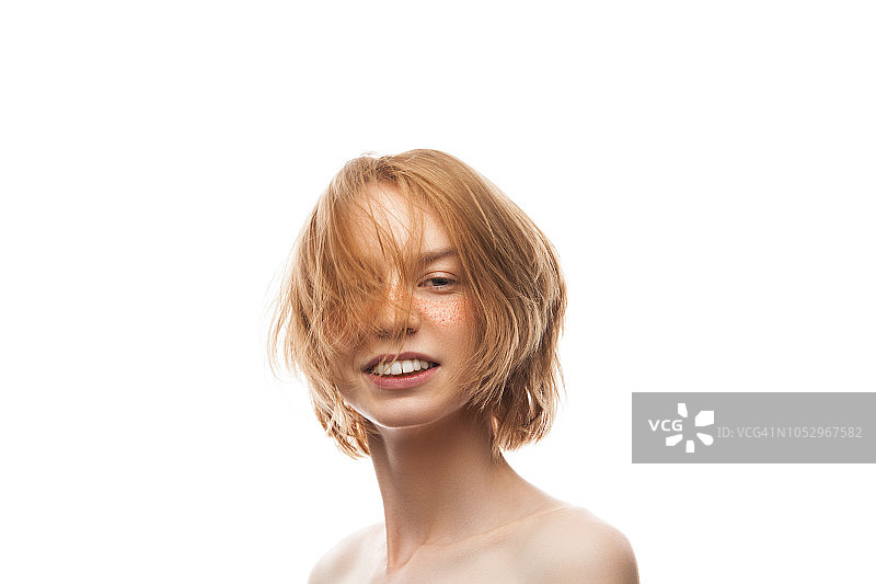 在工作室里微笑的雀斑年轻女士图片素材