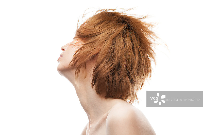 演播室里的红发人物侧视图图片素材