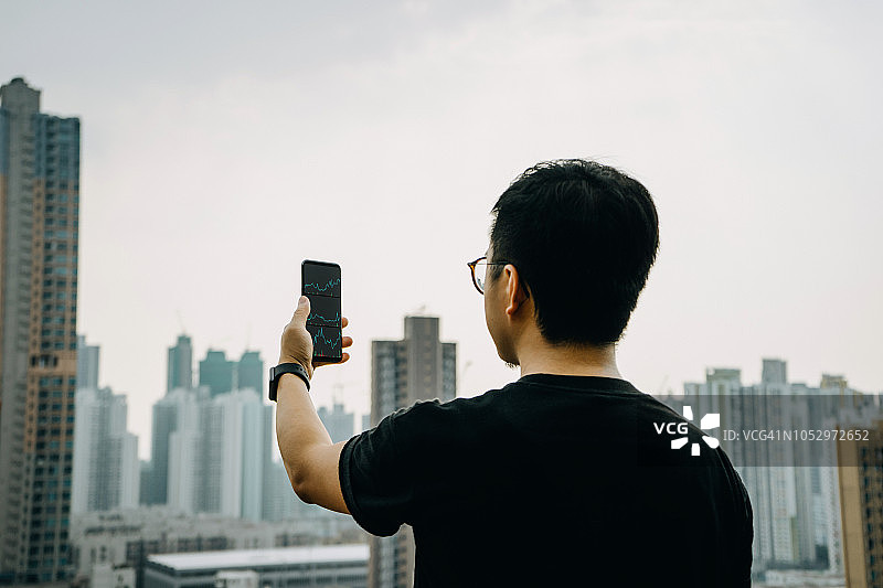 分析金融股票市场的年轻商人图片素材