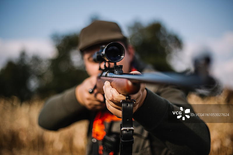猎人瞄准野猪特写图片素材