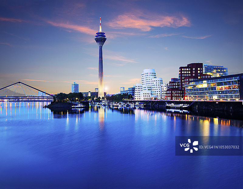 黄昏时分的杜塞尔多夫媒体港区图片素材