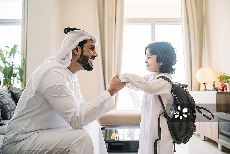 开学季：阿拉伯父亲和儿子图片素材