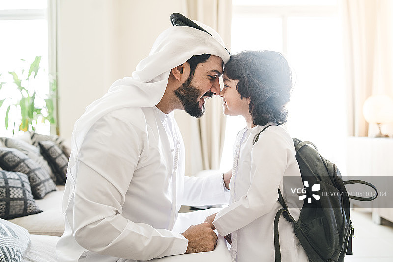 开学季：阿拉伯父亲和儿子图片素材