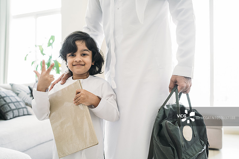 开学季：阿拉伯父亲和儿子图片素材