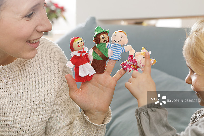 母女玩手指玩偶图片素材