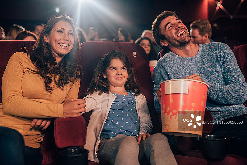 在电影院里幸福的一家人图片素材