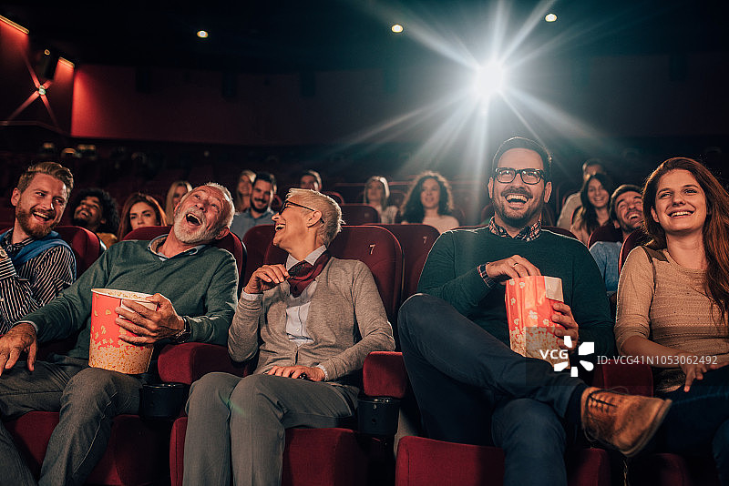 朋友们在电影院图片素材