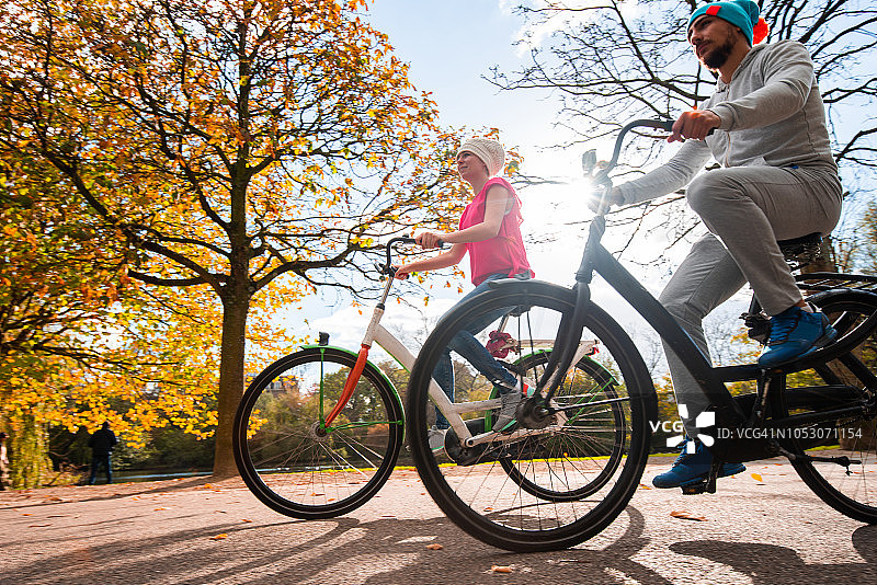 公园秋日骑行图片素材