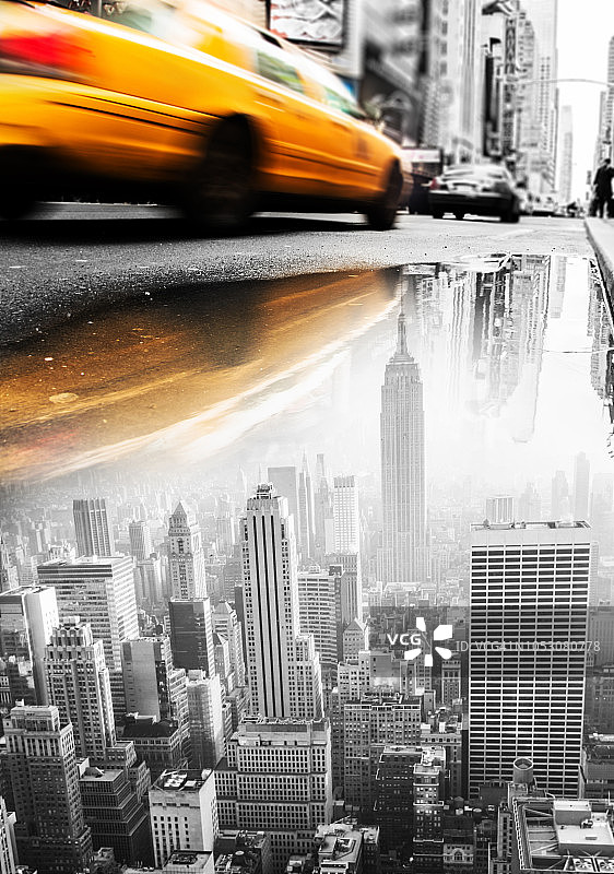 超现实曼哈顿街景：城市天际线倒映在水坑中图片素材