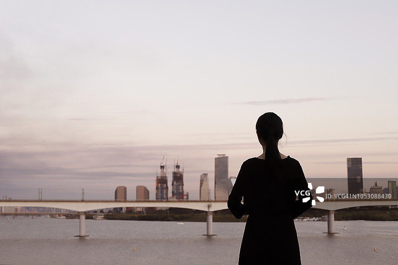 女子眺望城市景观的背影图片素材