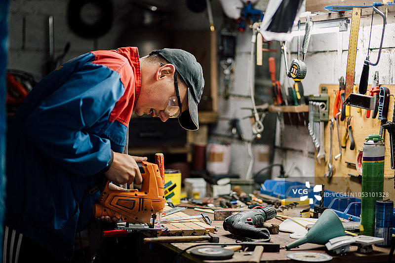在工作室的男人图片素材