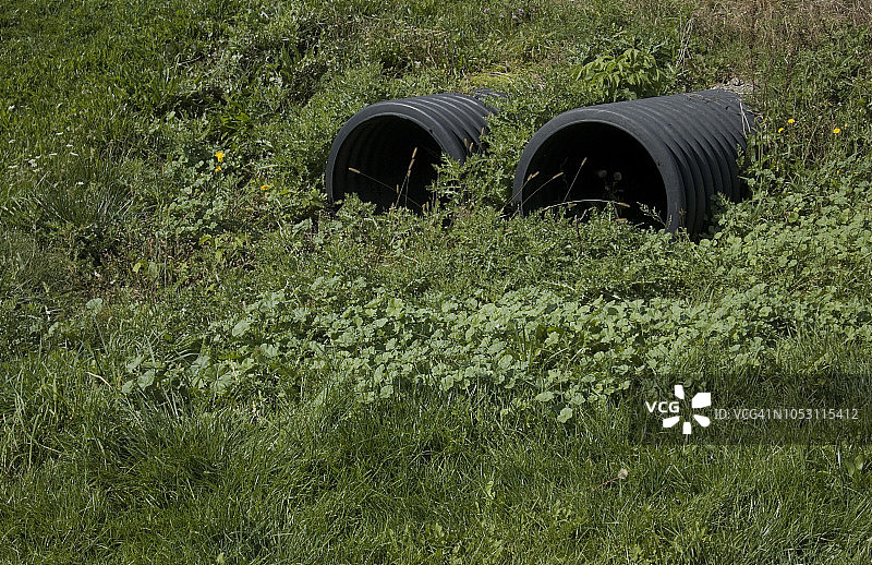 长草中的两个涵洞图片素材
