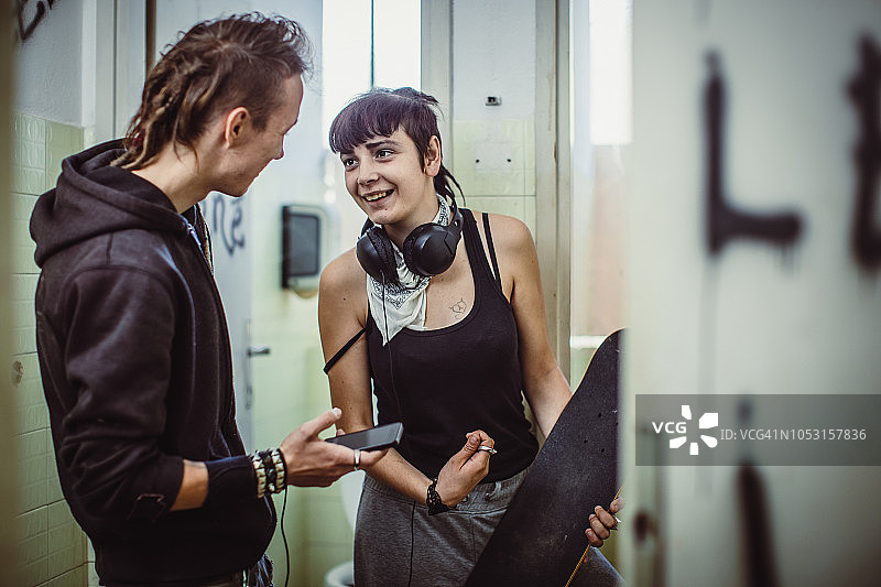 青少年情侣在贫民窟闲逛图片素材