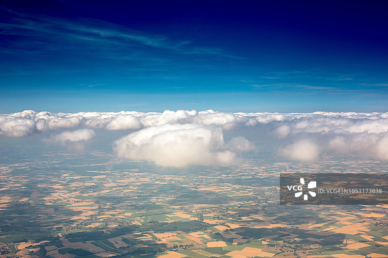 从飞机上俯瞰田野（高角度拍摄）图片素材
