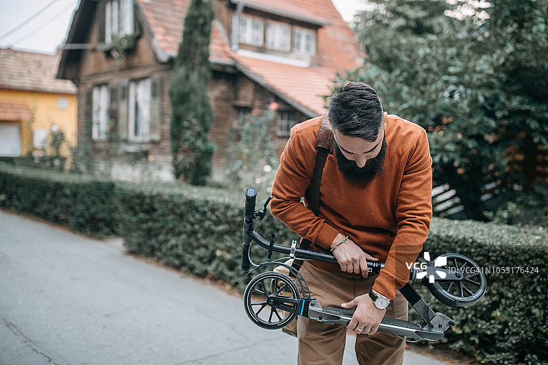 商人与折叠滑板车图片素材