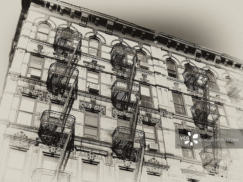 纽约市地标建筑的怀旧棕褐色渲染图：下东区廉租公寓的防火梯图片素材