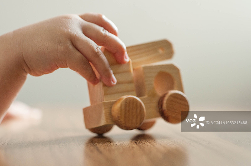 一个男宝宝在玩玩具卡车图片素材