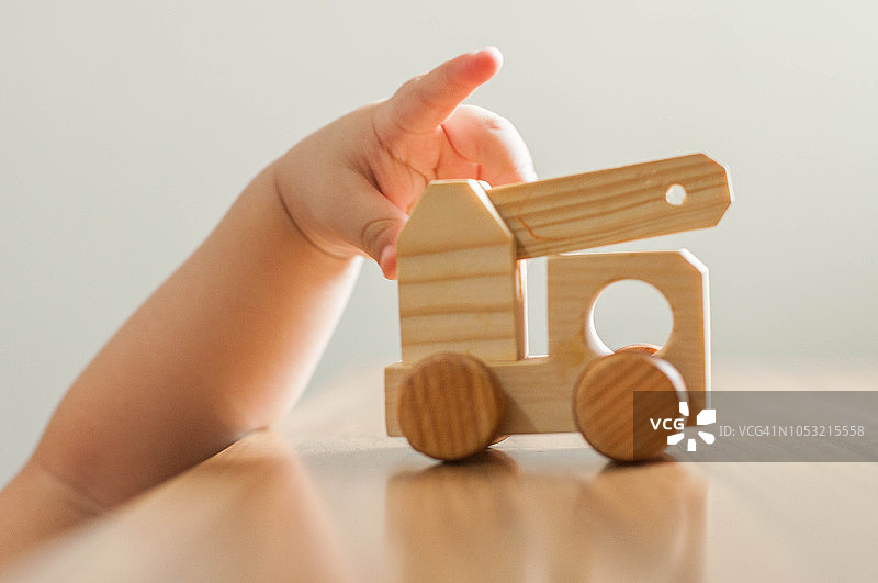 一个男宝宝在玩玩具卡车图片素材