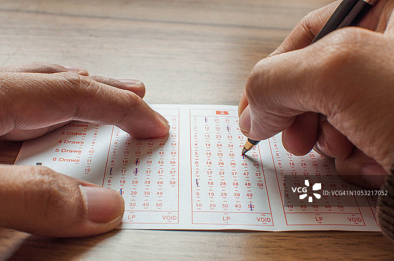 手填写彩票表格特写图片素材