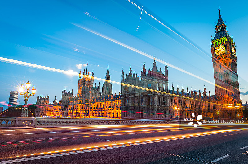 伦敦大本钟、议会大厦和威斯敏斯特桥的繁忙交通图片素材