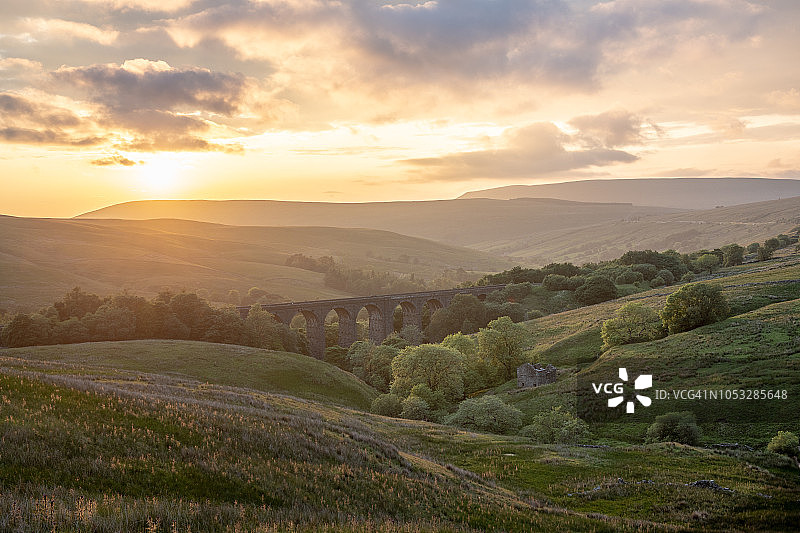 山谷穿越图片素材
