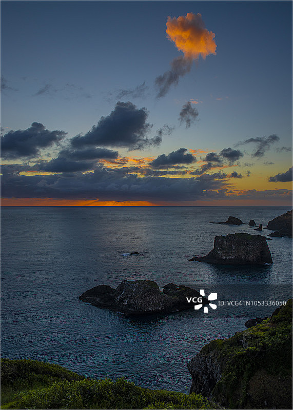 南太平洋诺福克岛库克船长纪念碑海岸线的第一缕曙光图片素材