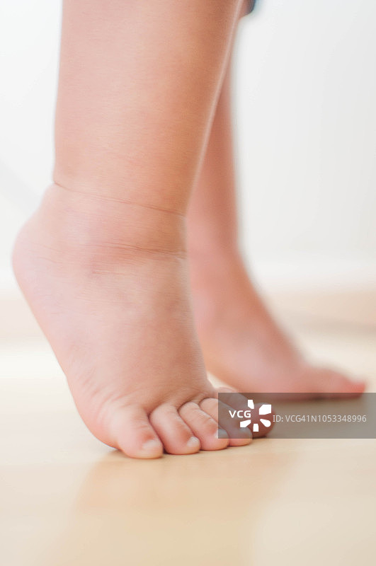 宝宝踮起的脚趾特写图片素材