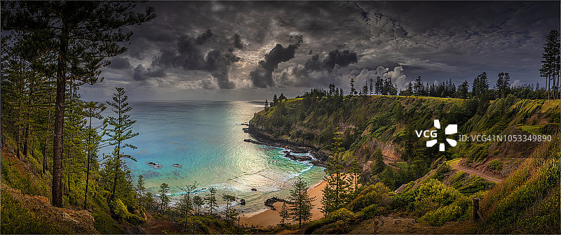 黄昏时分的安森海湾全景，诺福克岛，南太平洋图片素材