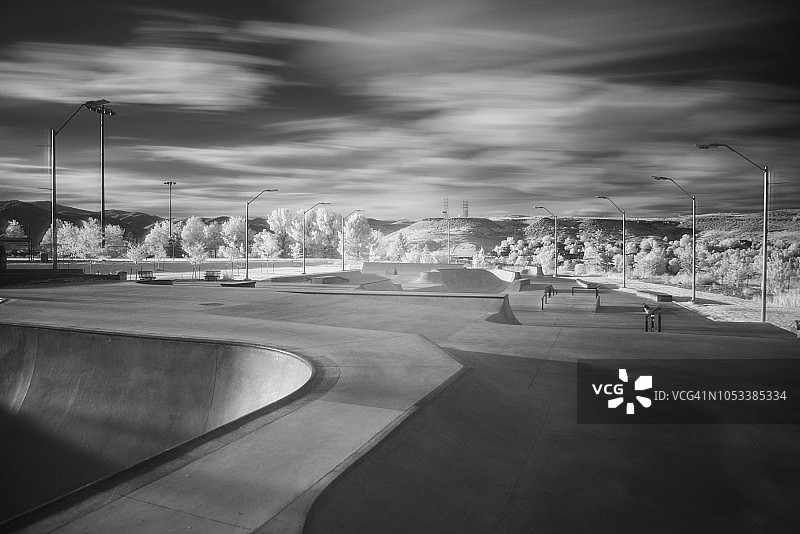 滑板公园上空云层移动的红外长曝光图片素材