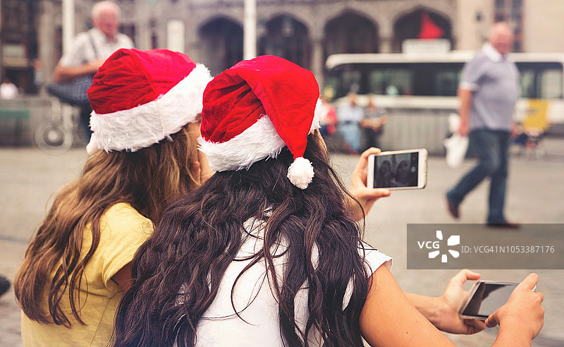 青少年姐妹和朋友通过智能手机与家人或朋友进行视频会议图片素材