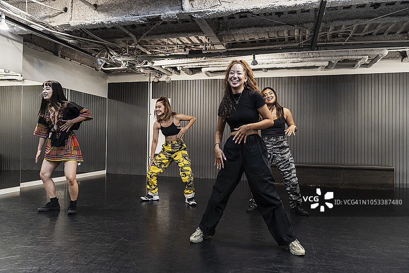 年轻的女舞者在舞蹈工作室跳舞。图片素材