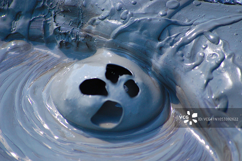 罗马尼亚布泽乌喷发的泥火山图片素材