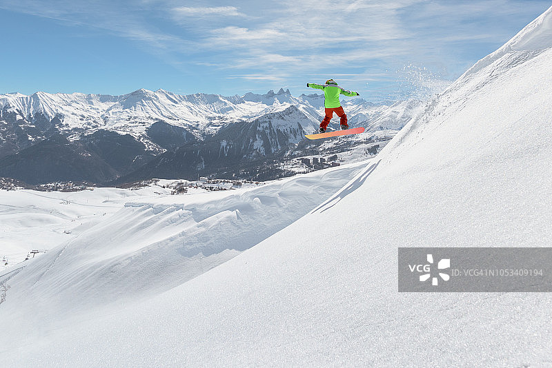 单板滑雪空中跳跃特技图片素材