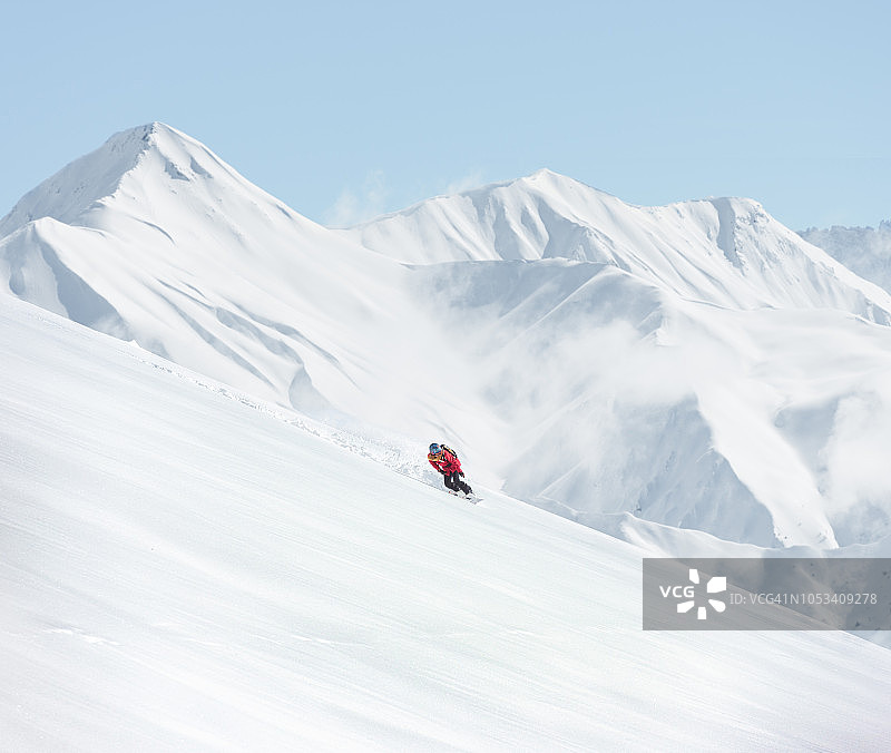 冬季风景中的女性单板滑雪者图片素材