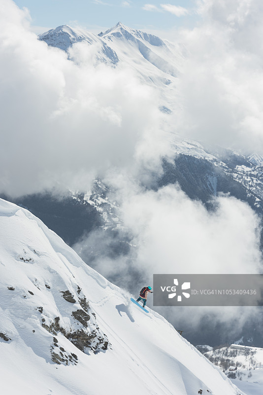 滑雪板爱好者跳过雪檐图片素材