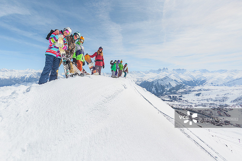 一群人穿着滑雪装备在山上图片素材