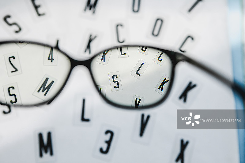 模糊的字母S和眼镜图片素材