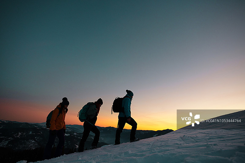 在山间攀登图片素材