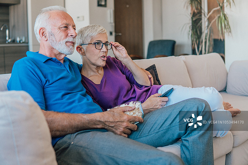 老年夫妇看电视图片素材