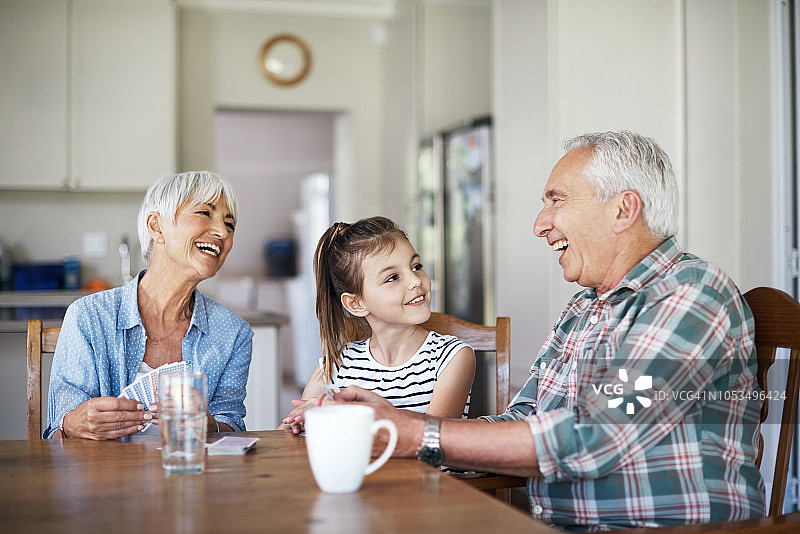 代代相传的卡牌游戏爱好者图片素材