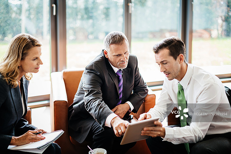 办公室经理之间的商务会议图片素材