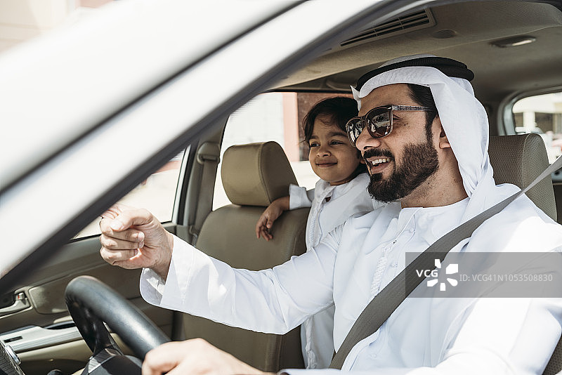 阿拉伯父亲和儿子在车里图片素材