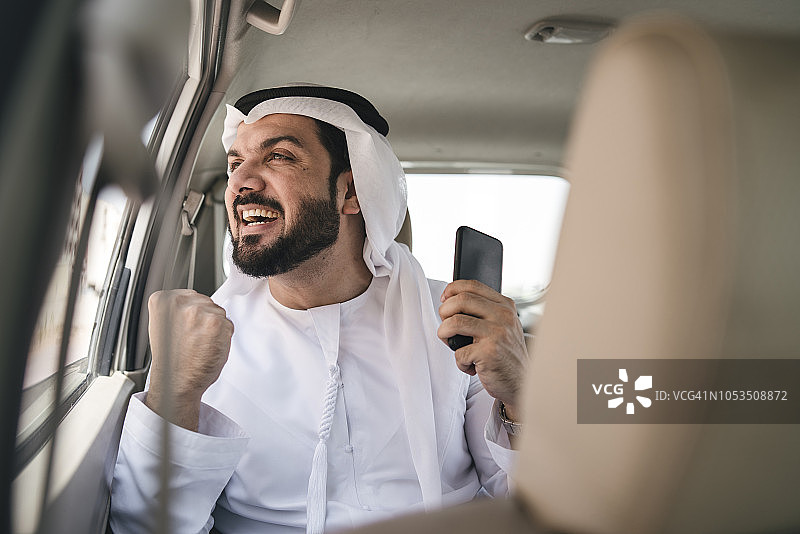 在城市出租车内的阿拉伯商人图片素材