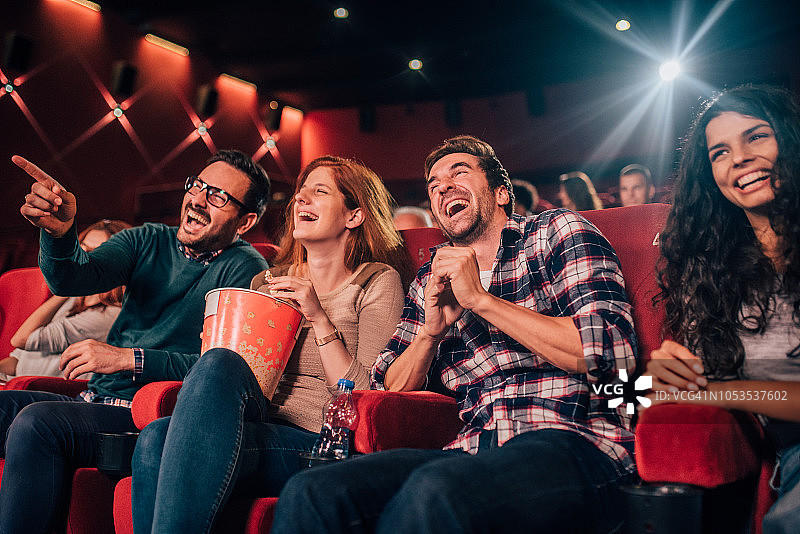 在电影院里微笑的人们图片素材